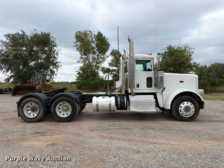 image for item EW8990 2015 Peterbilt 389 semi truck
