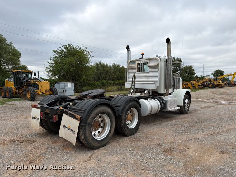 image for item EW8990 2015 Peterbilt 389 semi truck
