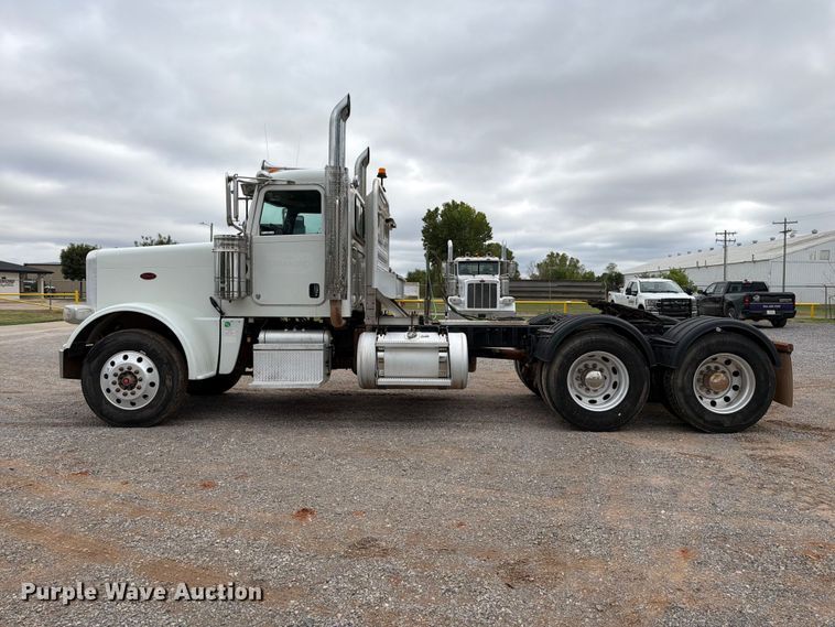 image for item EW8990 2015 Peterbilt 389 semi truck