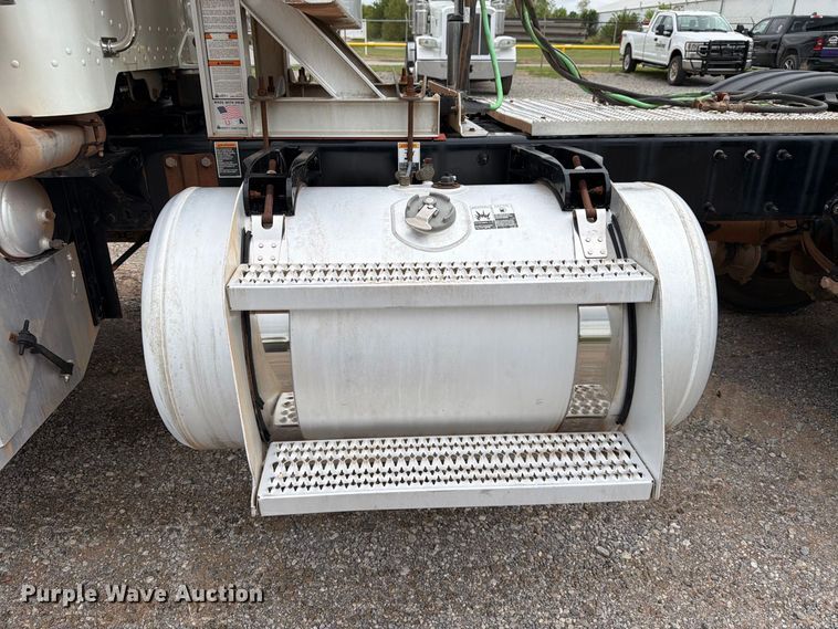 image for item EW8990 2015 Peterbilt 389 semi truck