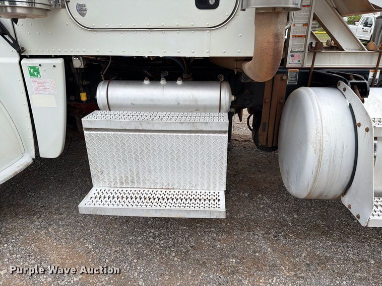 image for item EW8990 2015 Peterbilt 389 semi truck
