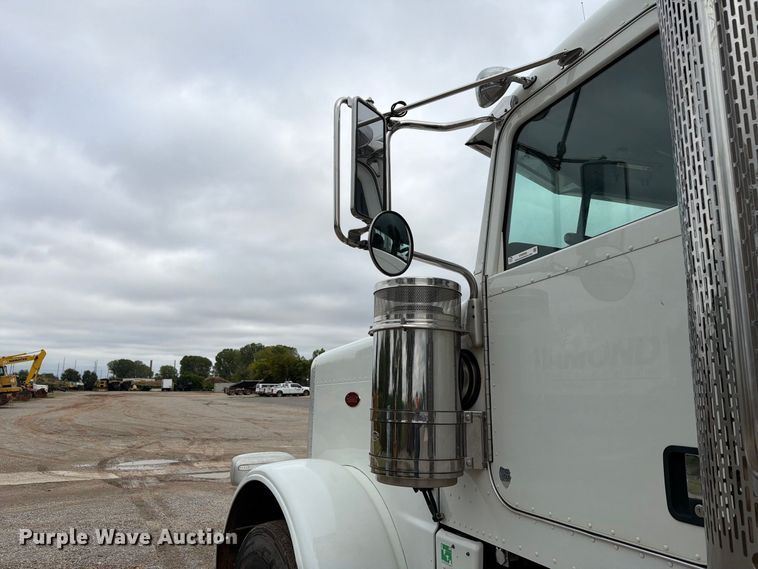 image for item EW8990 2015 Peterbilt 389 semi truck