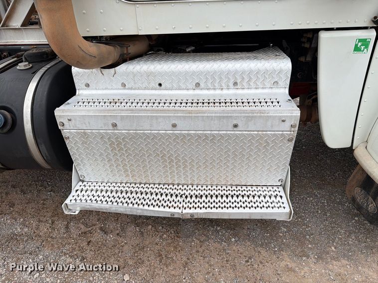 image for item EW8990 2015 Peterbilt 389 semi truck