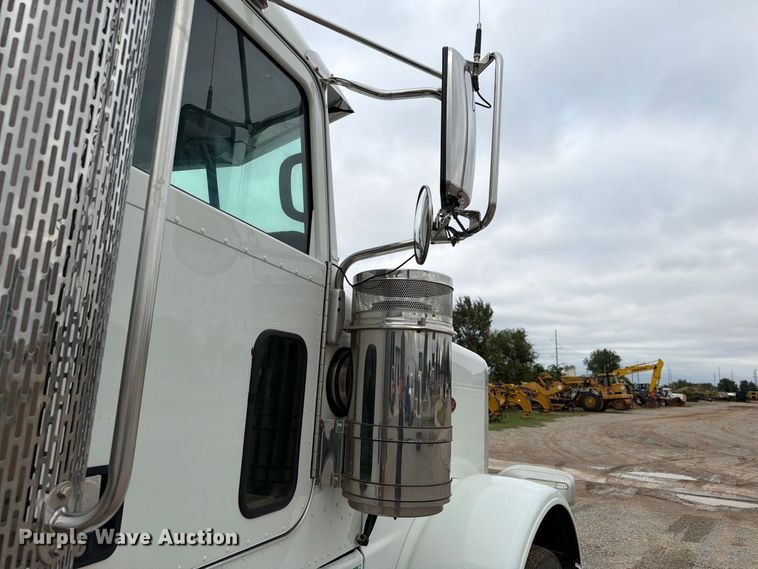 image for item EW8990 2015 Peterbilt 389 semi truck