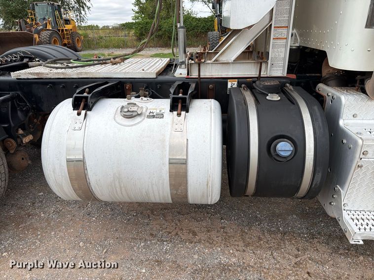 image for item EW8990 2015 Peterbilt 389 semi truck