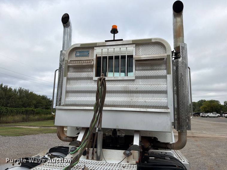 image for item EW8990 2015 Peterbilt 389 semi truck