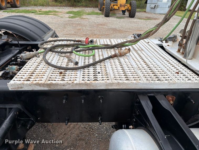 image for item EW8990 2015 Peterbilt 389 semi truck