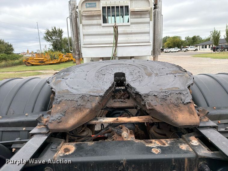 image for item EW8990 2015 Peterbilt 389 semi truck