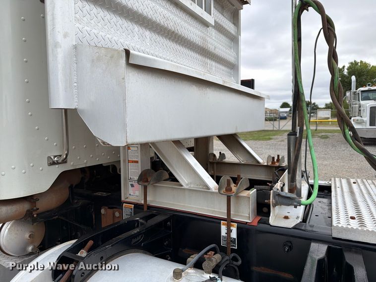 image for item EW8990 2015 Peterbilt 389 semi truck
