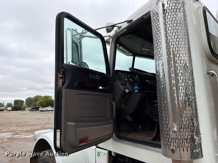 image for item EW8990 2015 Peterbilt 389 semi truck