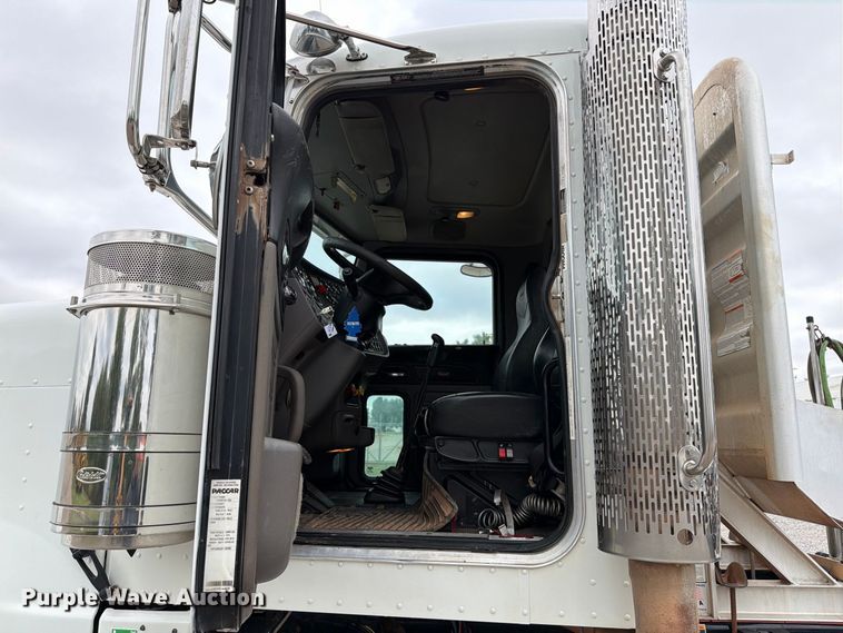 image for item EW8990 2015 Peterbilt 389 semi truck