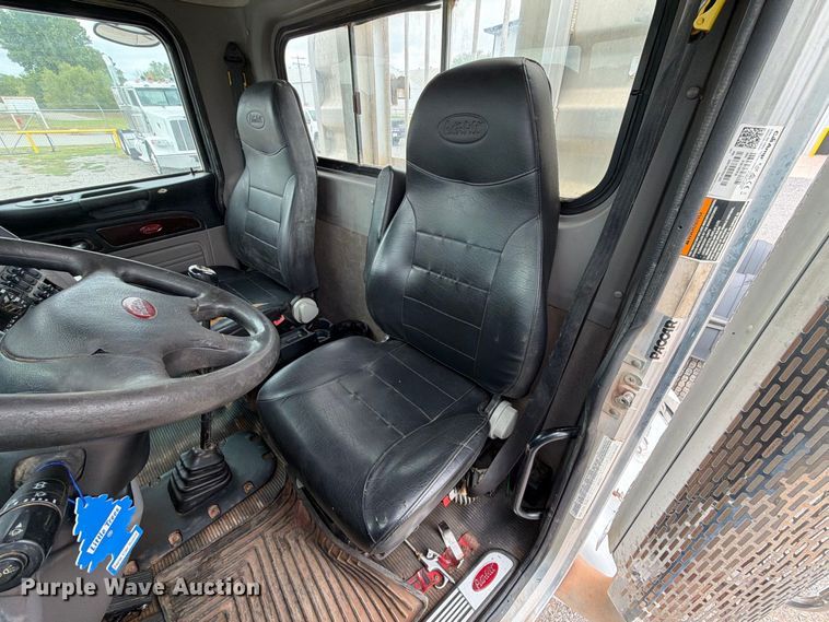 image for item EW8990 2015 Peterbilt 389 semi truck