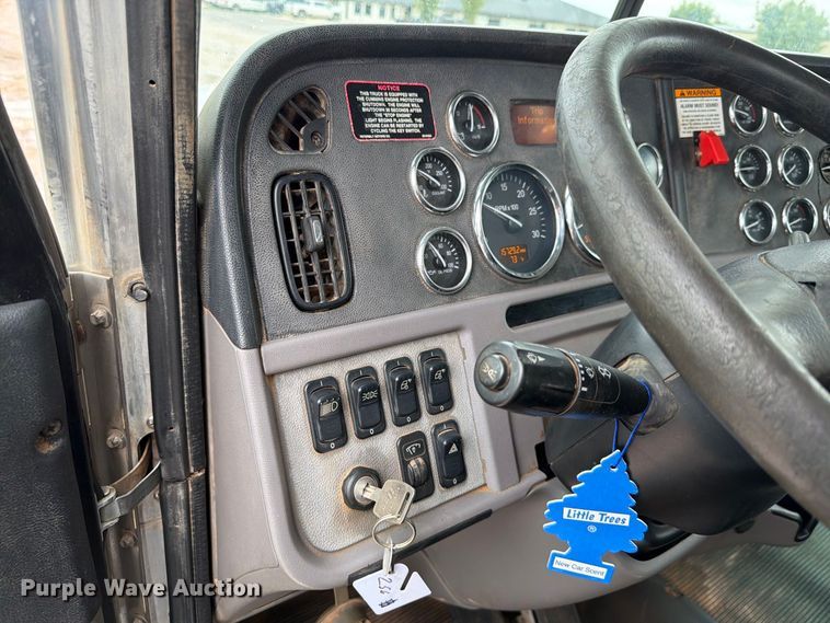 image for item EW8990 2015 Peterbilt 389 semi truck