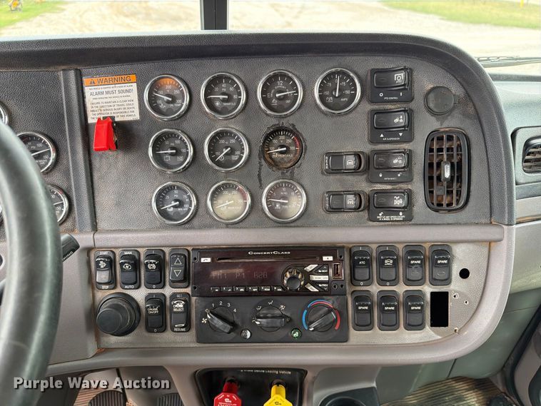 image for item EW8990 2015 Peterbilt 389 semi truck