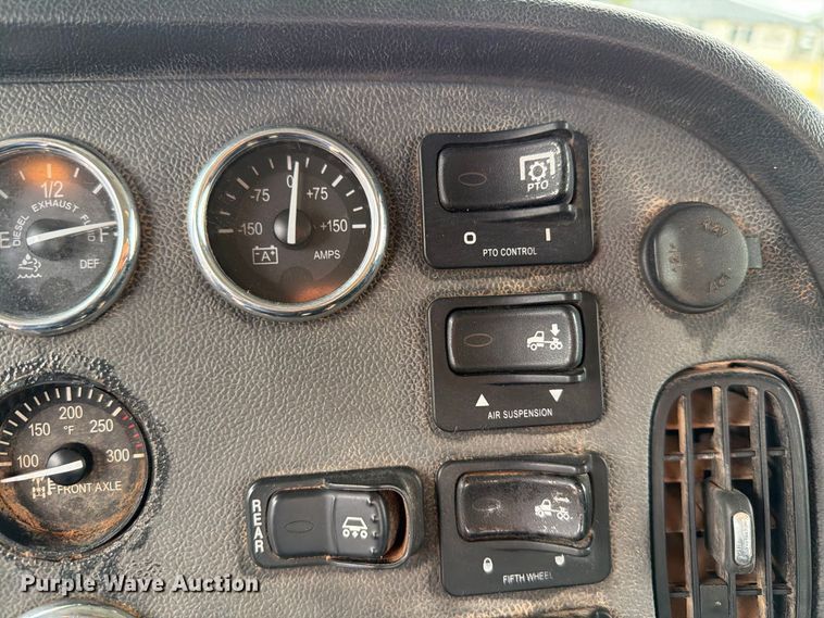 image for item EW8990 2015 Peterbilt 389 semi truck