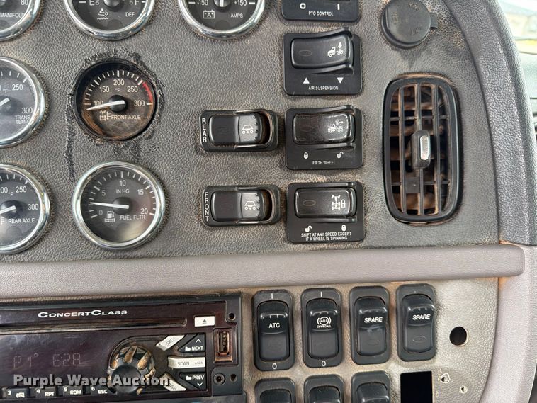 image for item EW8990 2015 Peterbilt 389 semi truck