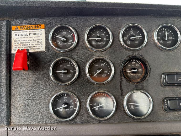 image for item EW8990 2015 Peterbilt 389 semi truck