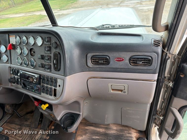 image for item EW8990 2015 Peterbilt 389 semi truck