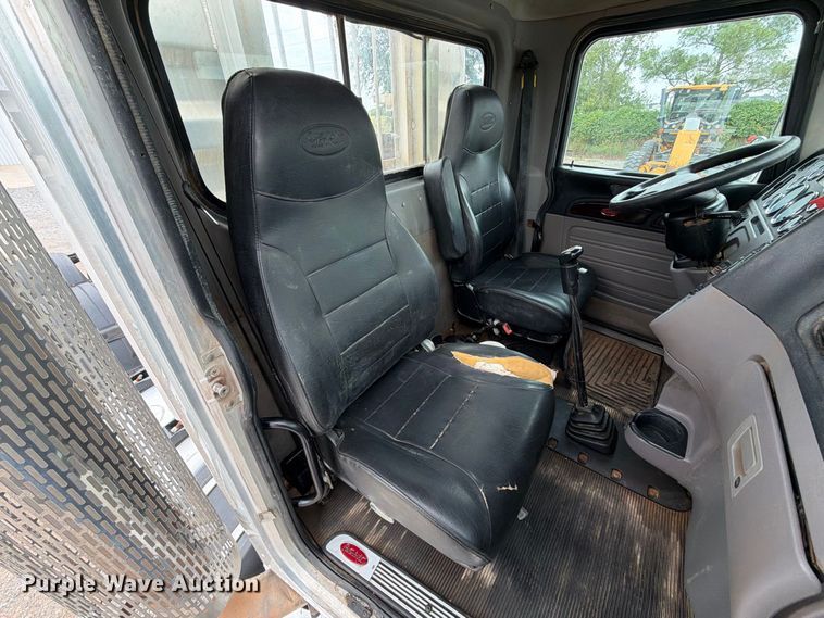 image for item EW8990 2015 Peterbilt 389 semi truck