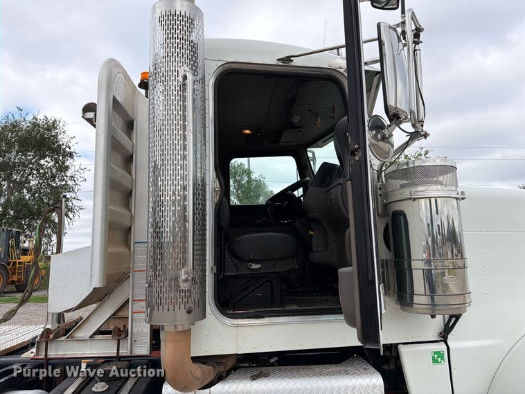image for item EW8990 2015 Peterbilt 389 semi truck