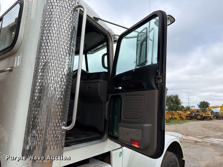 image for item EW8990 2015 Peterbilt 389 semi truck