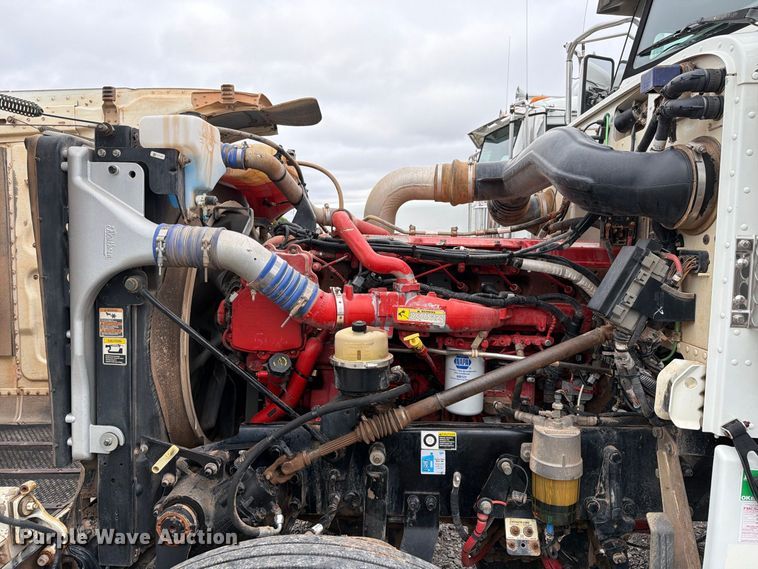 image for item EW8990 2015 Peterbilt 389 semi truck
