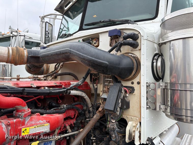 image for item EW8990 2015 Peterbilt 389 semi truck