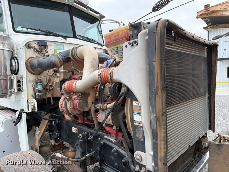 image for item EW8990 2015 Peterbilt 389 semi truck