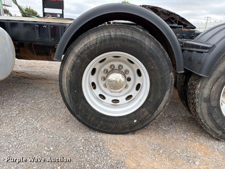 image for item EW8990 2015 Peterbilt 389 semi truck