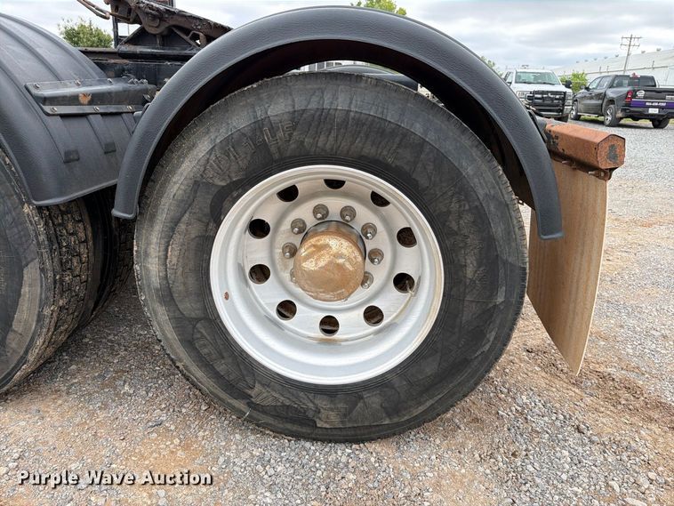 image for item EW8990 2015 Peterbilt 389 semi truck