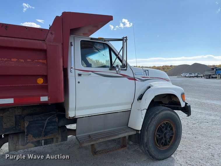 image for item EX1054 1995 Ford F800 dump truck