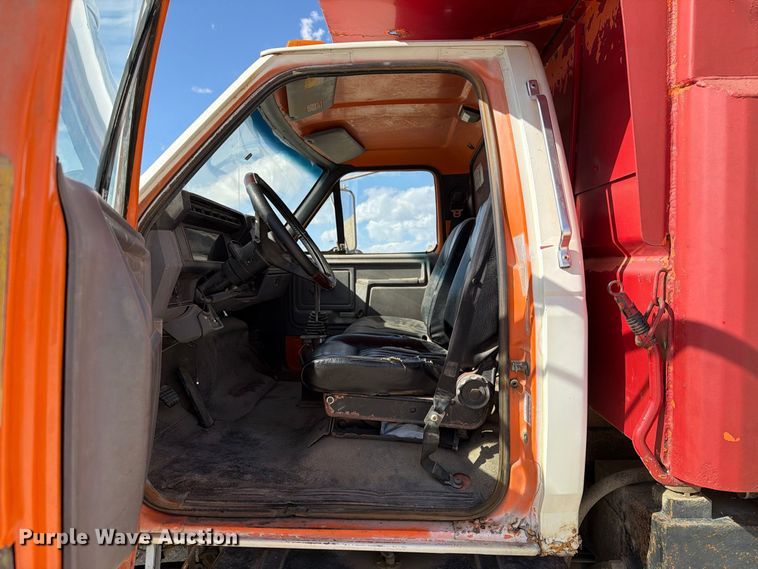 image for item EX1054 1995 Ford F800 dump truck