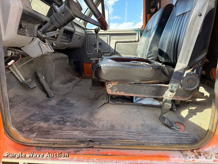 image for item EX1054 1995 Ford F800 dump truck