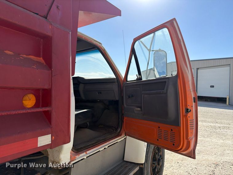 image for item EX1054 1995 Ford F800 dump truck