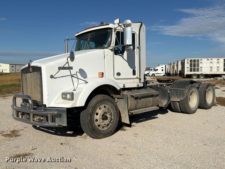 image for item EX1122 2020 Kenworth T800 semi truck