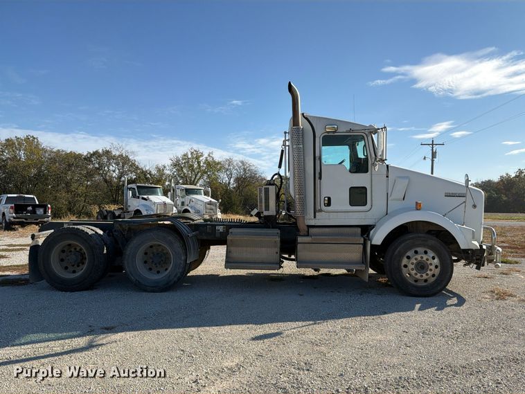 image for item EX1122 2020 Kenworth T800 semi truck