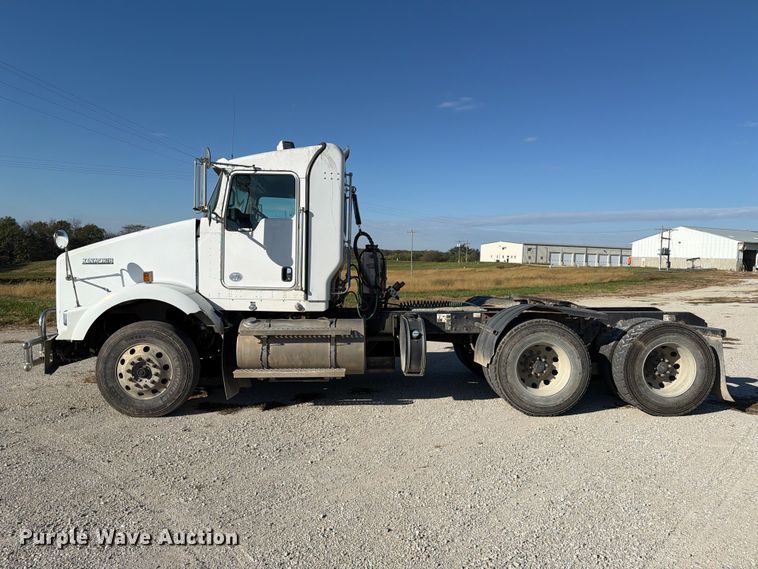 image for item EX1122 2020 Kenworth T800 semi truck
