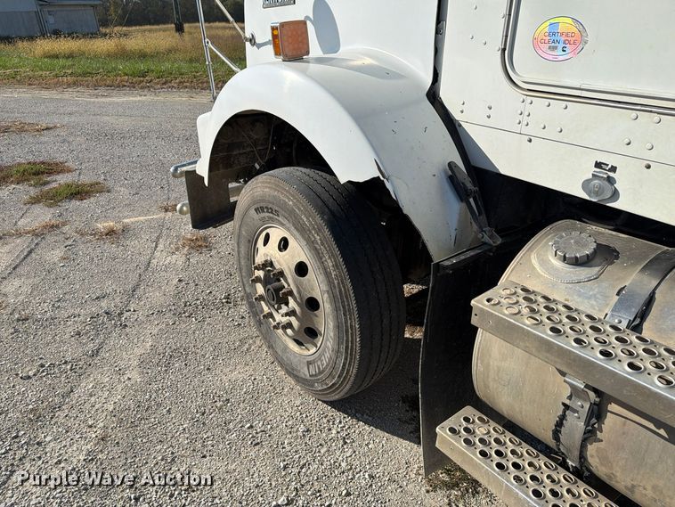 image for item EX1122 2020 Kenworth T800 semi truck