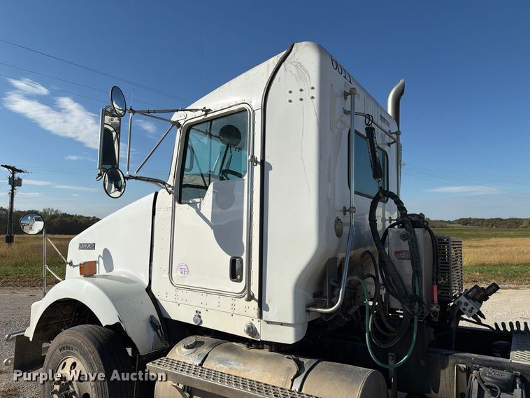 image for item EX1122 2020 Kenworth T800 semi truck