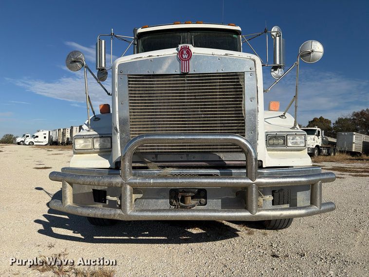 image for item EX1122 2020 Kenworth T800 semi truck