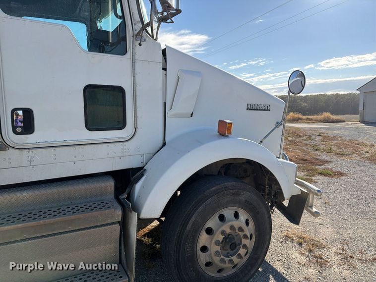 image for item EX1122 2020 Kenworth T800 semi truck