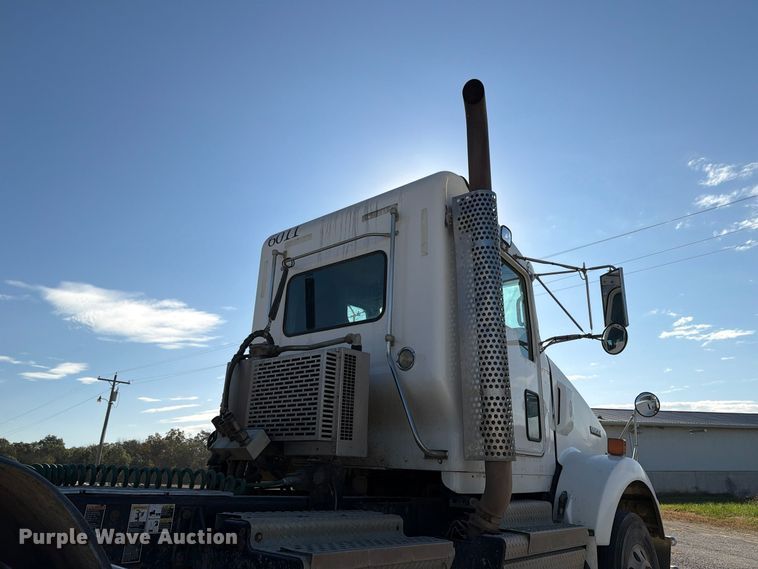 image for item EX1122 2020 Kenworth T800 semi truck