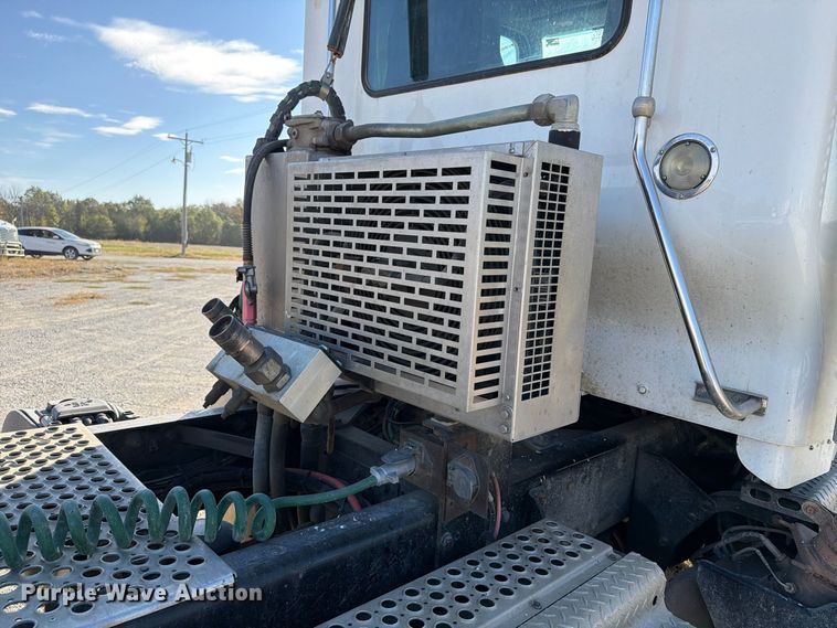 image for item EX1122 2020 Kenworth T800 semi truck