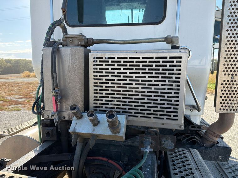 image for item EX1122 2020 Kenworth T800 semi truck
