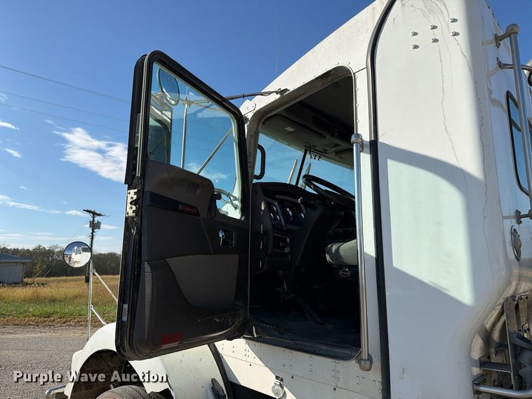 image for item EX1122 2020 Kenworth T800 semi truck