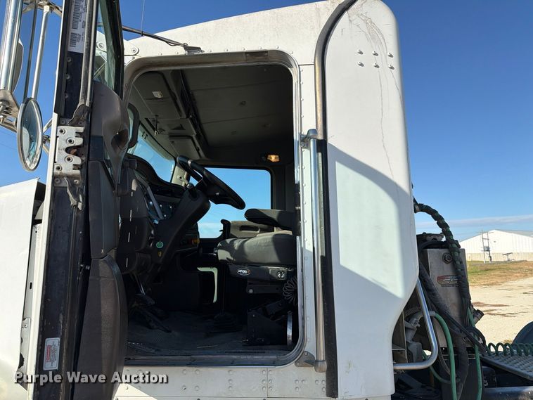 image for item EX1122 2020 Kenworth T800 semi truck