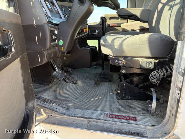 image for item EX1122 2020 Kenworth T800 semi truck