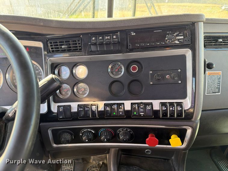 image for item EX1122 2020 Kenworth T800 semi truck