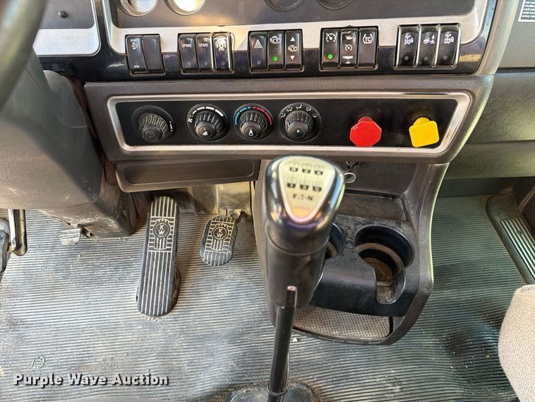 image for item EX1122 2020 Kenworth T800 semi truck