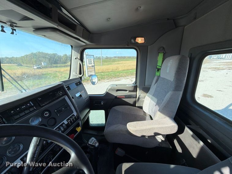 image for item EX1122 2020 Kenworth T800 semi truck